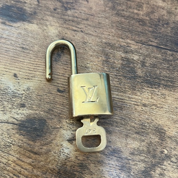 LV lock and Key - Picture 1 of 6